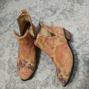 Sbicca rosebud floral booties